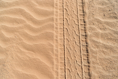 Namibia, Namib Desert, Namib Naukluft Park, Sossusvlei, tyre track in the sand - CLPF000097