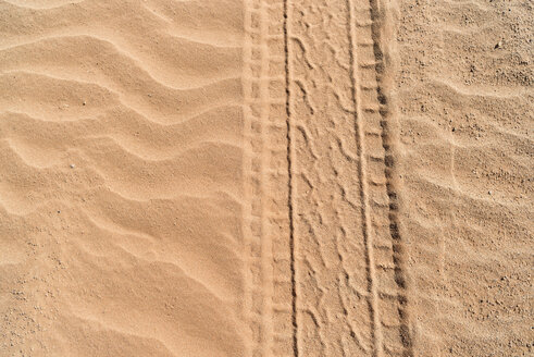 Namibia, Namib-Wüste, Namib Naukluft Park, Sossusvlei, Reifenspur im Sand - CLPF000097
