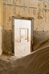 Namibia, im Inneren eines Hauses der Diamanten-Geisterstadt Kolmanskop - CLPF000110