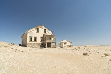 Namibia, Häuser der Diamanten-Geisterstadt Kolmanskop in der Namib-Wüste - CLPF000111