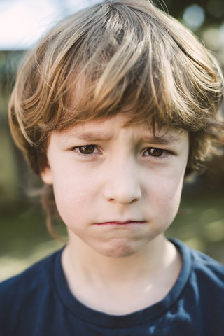 Porträt eines kleinen Jungen mit Schmollmund, lizenzfreies Stockfoto