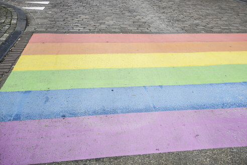 Niederlande, Maastricht, Regenbogenflagge auf die Straße gemalt - RIBF000010