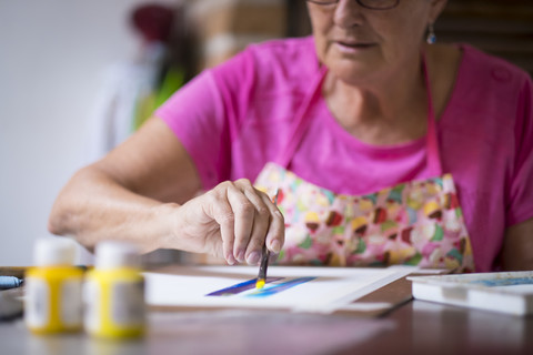 Frau malt ein abstraktes Bild, lizenzfreies Stockfoto