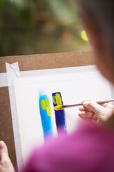 Frau malt ein abstraktes Bild - ABAF001654