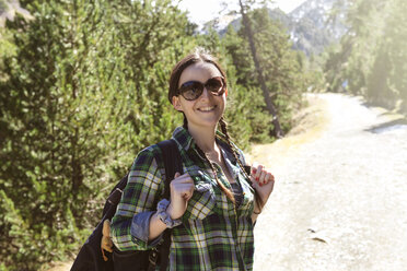 Spanien, Katalonien, lächelnde Frau mit Rucksack beim Wandern in den Pyrenäen - GEMF000207