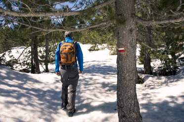 Spanien, Katalonien, Mann mit Rucksack beim Wandern in den Pyrenäen im Winter - GEMF000209
