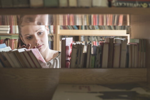 Studentin sucht Bücher in der Bibliothek - DEGF000404