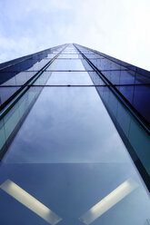 Deutschland, Dortmund, Glasfassade eines Bürogebäudes - HOHF001335