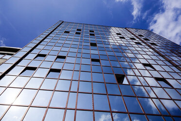 Deutschland, Dortmund, Fassade eines Bürogebäudes mit Spiegelung von Wolken - HOHF001340