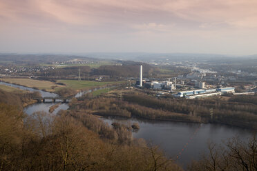 Deutschland, Ruhrgebiet, Hagen, Blockheizkraftwerk in der Abenddämmerung - WIF001712