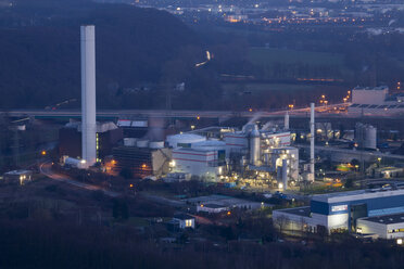 Deutschland, Ruhrgebiet, Hagen, Blockheizkraftwerk in der Abenddämmerung - WIF001713