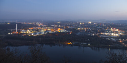 Deutschland, Ruhrgebiet, Hagen, Blockheizkraftwerk in der Abenddämmerung - WIF001714