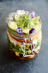 Gemischter gesunder Salat im Glas - HAWF000772