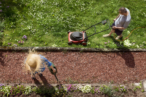 Ehepaar bei der Gartenarbeit im Frühling - MIDF000324