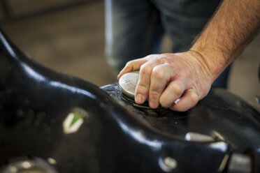 Hand öffnen Tank von Oldtimer-Motorrad - PAF001277