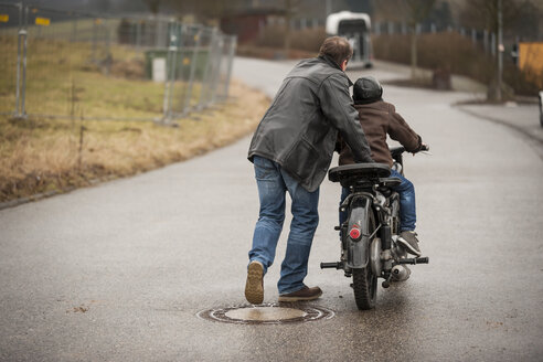 Vater und Sohn fahren mit altem Moped - PAF001295