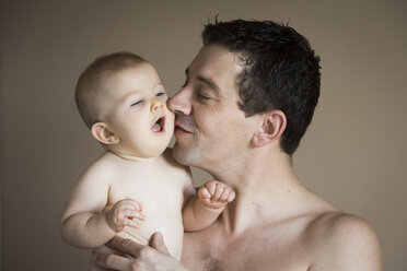 Porträt eines Mannes, der ein kleines Mädchen küsst - JTLF000106