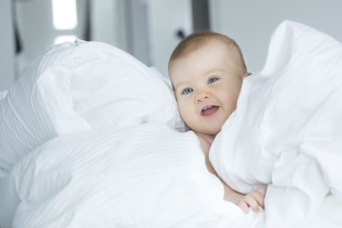 Porträt eines kleinen Mädchens im Bett, lizenzfreies Stockfoto