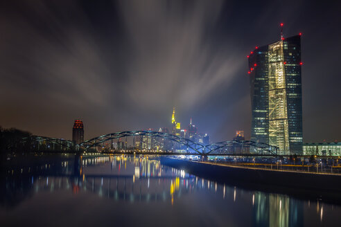 Deutschland, Hessen, Frankfurt, EZB-Turm bei Nacht - NKF000235