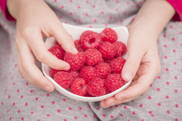 Mädchen mit Himbeeren in einer Schale - SARF001717