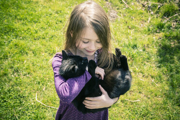 Kleines Mädchen mit schwarzer Katze - SARF001728