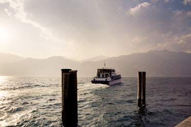 Italien, Gardasee, Malcesine, Fähre in der Abenddämmerung - LVF003307