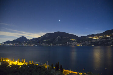 Italien, Brenzone, Gardasee bei Nacht - LVF003271