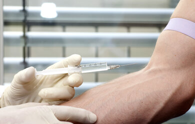 Mann erhält Injektion in den Arm - DHLF000528