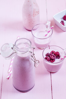 Himbeer-Smoothie auf rosa Grund - SBDF001781