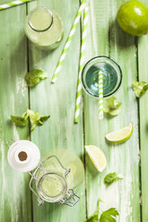 Green smoothie with lamb's lettuce, parsley, limes and banana - SBDF001782