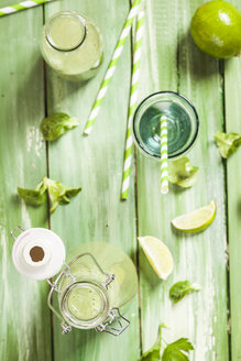 Grüner Smoothie mit Feldsalat, Petersilie, Limetten und Banane - SBDF001782