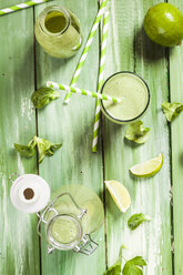 Green smoothie with lamb's lettuce, parsley, limes and banana - SBDF001783