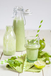 Green smoothie with lamb's lettuce, parsley, limes and banana - SBDF001784