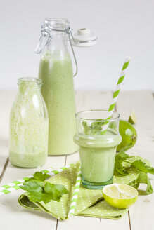 Grüner Smoothie mit Feldsalat, Petersilie, Limetten und Banane - SBDF001784