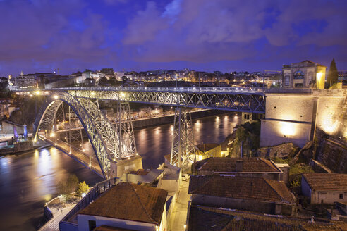Portugal, Porto, Vila Nova de Gaia, Ponte Luiz I Brücke über den Fluss Douro bei Nacht - ABOF000002