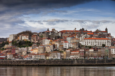 Portugal, Porto, Fluss Douro und historisches Stadtzentrum - ABOF000003