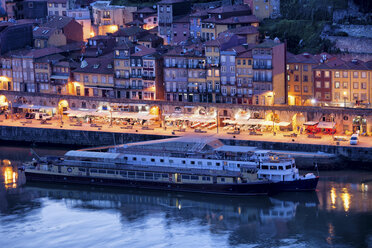 Portugal, Porto, Altstadt und Douro-Fluss bei Nacht - ABOF000012