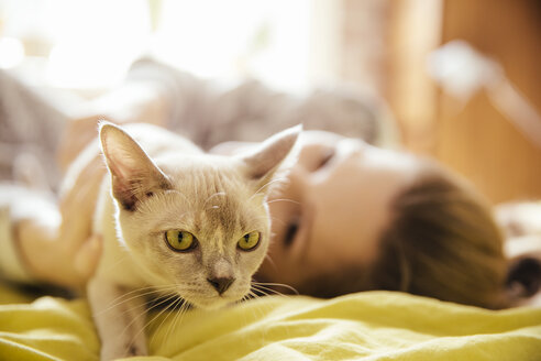 Frau mit burmesischer Katze zu Hause - MFF001564