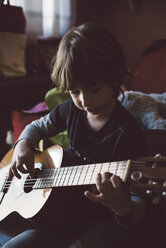 Junge spielt Gitarre - RAEF000143