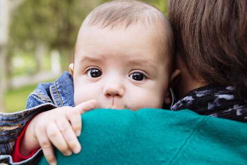 Baby auf der Schulter der Mutter - GEMF000214