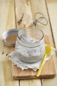 Chia-Pudding aus Chia-Samen mit Mandelmilch und Bananen - ECF001807