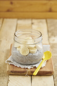 Chia-Pudding aus Chia-Samen mit Mandelmilch und Bananen - ECF001808