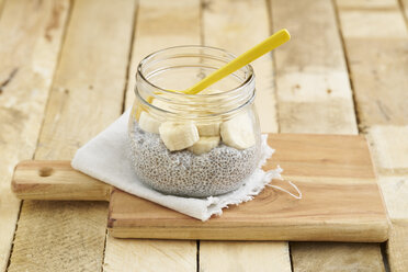 Chia-Pudding aus Chia-Samen mit Mandelmilch und Bananen - ECF001809