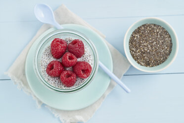 Chia-Pudding aus Chia-Samen mit Mandelmilch und Himbeeren - ECF001801