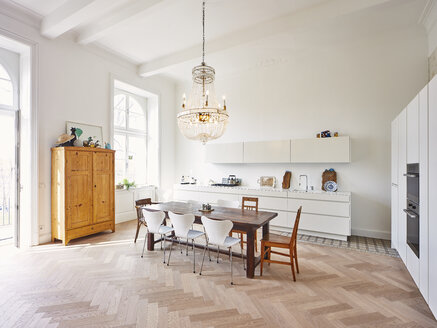 Modern kitchen with dining table in a refurbished old building - DISF002020