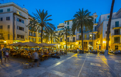 Spanien, Mallorca, Palma de Mallorca, Restaurants am Paseo Sagrera bei Nacht - AMF003978