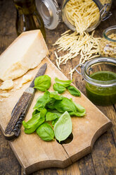 Pesto alla Genovese, Basilikum, Parmesan, Pinienkerne, Olivenöl und rohe Trofie-Nudeln - LVF003218