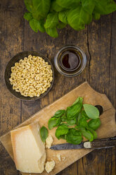 Pesto alla Genovese, Basilikum, Parmesan, Pinienkerne, Olivenöl und rohe Trofie-Nudeln - LVF003221