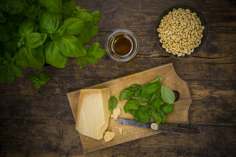 Pesto alla Genovese, Basilikum, Parmesan, Pinienkerne, Olivenöl und rohe Trofie-Nudeln, lizenzfreies Stockfoto