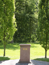 Deutschland, Hessen, Franfurt, Leere Säule mit Inschrift 'i' im Park - BSCF000448